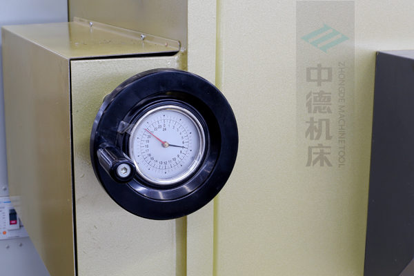 ZDG-632刀片間隙調節裝置,設置在機架前面,并有刻度顯示,調節方便.jpg ZDG-632刀片間隙調節裝置,設置在機架前面,并有刻度顯示,調節方便.jpg
