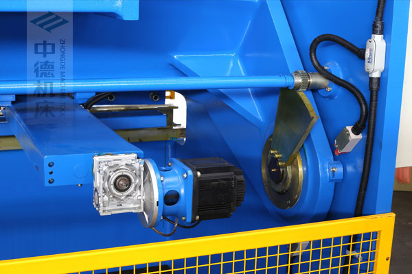 ZDSK-1632剪板機(jī)后檔料結(jié)構(gòu),平行度高,并采用國(guó)內(nèi)一流品牌軸承,耐磨抗壓壽命長(zhǎng).jpg ZDSK-1632剪板機(jī)后檔料結(jié)構(gòu),平行度高,并采用國(guó)內(nèi)一流品牌軸承,耐磨抗壓壽命長(zhǎng).jpg