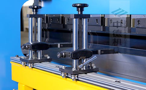 ZDPK-6325可調(diào)式檔指,手搖升降,可適應(yīng)不同模具;橫梁雙線軌設(shè)計(jì),零游隙.jpg ZDPK-6325可調(diào)式檔指,手搖升降,可適應(yīng)不同模具;橫梁雙線軌設(shè)計(jì),零游隙.jpg