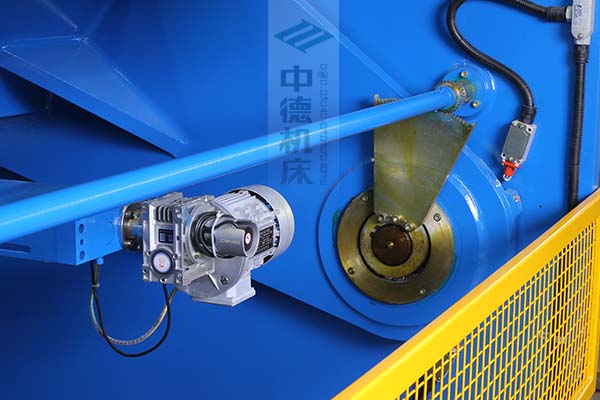 ZDS-2032剪板機(jī)后檔料結(jié)構(gòu),平行度高,并采用國內(nèi)一流品牌軸承,耐磨抗壓壽命長.jpg ZDS-2032剪板機(jī)后檔料結(jié)構(gòu),平行度高,并采用國內(nèi)一流品牌軸承,耐磨抗壓壽命長.jpg