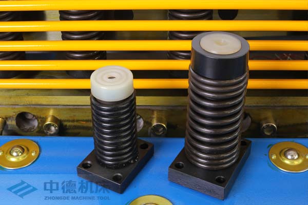 ZDS-2032采用高品質(zhì)壓料油缸,不滲油不會(huì)在板材表面留有油污.jpg ZDS-2032采用高品質(zhì)壓料油缸,不滲油不會(huì)在板材表面留有油污.jpg