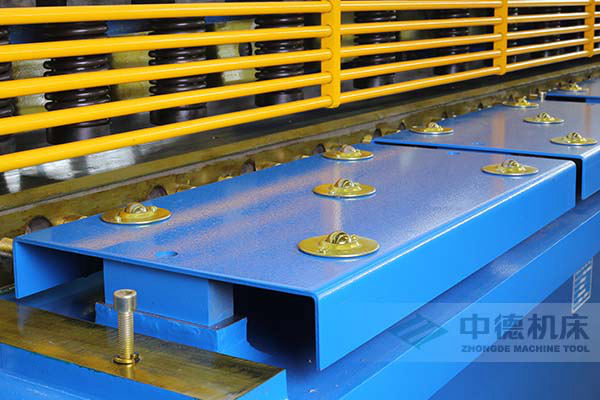 ZDS-632剪板機(jī)采用滾珠前托料板,不劃傷不銹鋼板材表面.jpg ZDS-632剪板機(jī)采用滾珠前托料板,不劃傷不銹鋼板材表面.jpg