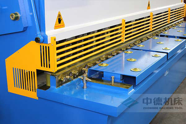 ZDS-632剪板機(jī)進(jìn)料口,安全防護(hù),進(jìn)料無阻,又能直接觀看到燈光對(duì)線的剪切位置.jpg ZDS-632剪板機(jī)進(jìn)料口,安全防護(hù),進(jìn)料無阻,又能直接觀看到燈光對(duì)線的剪切位置.jpg