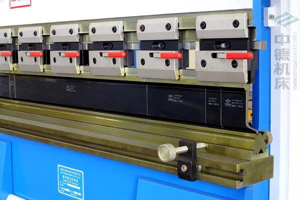 ZDPK-4015-標(biāo)準(zhǔn)分段模具并配合模具快夾,換模快速.jpg ZDPK-4015-標(biāo)準(zhǔn)分段模具并配合模具快夾,換模快速.jpg